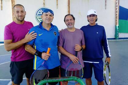 Gastón y sus alumnos. El antifaz se usa por reglamento.