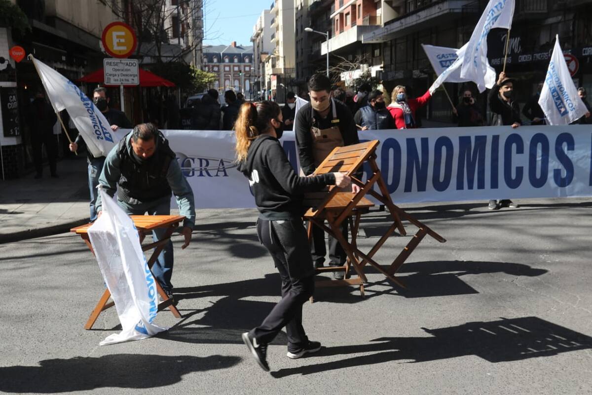 gastronómicos de mar del plata sacan sus mesas a la calle