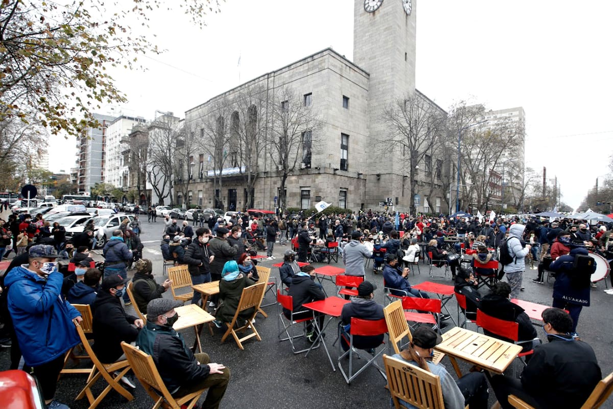 Gastronómicos marplatenses reclamaron en las calles bajo la consigna "Abrimos, o cerramos"