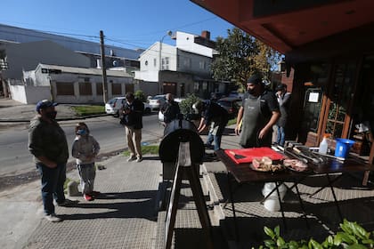 Gastronómicos protestan cocinando en la vereda de la parrilla Los Cardales, en Mar del Plata