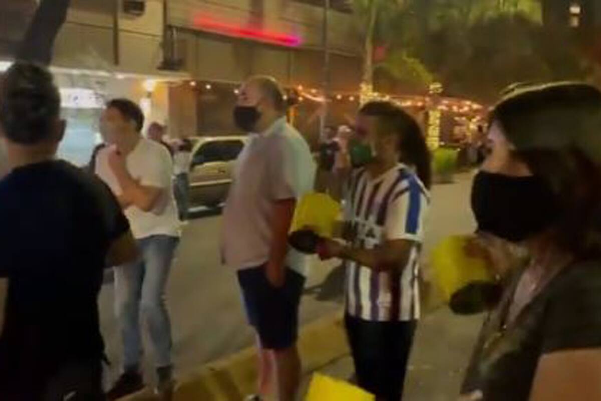 Gastrónomicos protestas en Plaza Serrano, en Palermo
