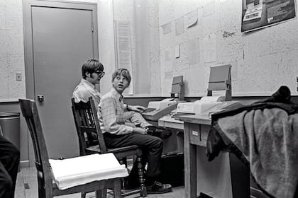 Gates junto con su compañero de clase y futuro cofundador de Microsoft, Paul Allen (a la izquierda), en el colegio Lakeside en 1970