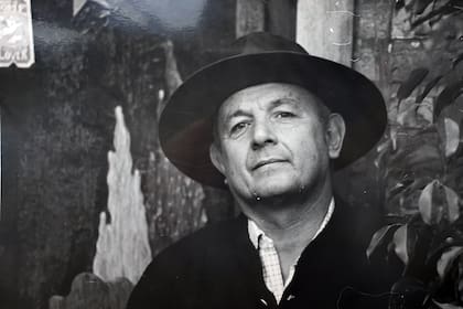 Gato Dumas en su casa de Pilar, en 1993
