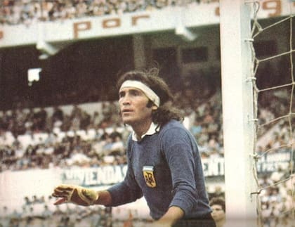 Gatti con el escudo de la AFA durante uno de los partidos que la Argentina afrontó en la serie previa al Mundial 1978