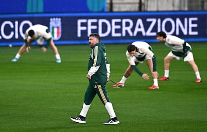 Gattuso llegó a la conferencia de prensa en Coverciano sin eufemismos ni rodeos:
“No hay coartadas. Es inútil pensar en si podríamos haberlo hecho mejor. El único partido que existe es el del jueves”