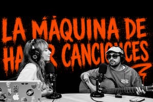 En una íntima conversación con la periodista Delfina Campos, Gabo Nazar, integrante y compositor de Gauchito Club, desgranó los secretos detrás de Vulnerable, la canción que da nombre a su último disco y que se ha convertido en una pieza central del proyecto. Al definir el concepto que atraviesa la obra, Nazar explicó que, para una banda con la impronta de Gauchito Club, abordar la vulnerabilidad fue un mandato necesario dentro del género pop. “La vulnerabilidad tiene eso, con respecto al amor, es bancarse la que venga, a pesar de que te pueden hacer mierda; en este caso es que venga Cupido, me tire la flecha y vemos qué pasa después, pero voy a ponerle el pecho”, confesó el artista sobre el sentido profundo de la letra. El proceso de composición, según detalló Nazar, se divide en dos polos marcados dentro de su personalidad artística: una faceta creativa y salvaje, que actúa como hormiga obrera, y una faceta analítica, encargada de la selección y el pulido técnico. “Cuando conviven los dos costados y respetamos los roles, podemos encontrar una objetividad que, si hacemos las cosas a las apuradas, perdemos”, sostuvo. En esta línea, el músico comparó la labor de un artista que debe defender sus canciones en vivo con ser un realizador de covers de su propia obra, lo cual exige una resignificación constante. “Tengo que ser generoso con el yo del pasado, porque sin él no podría estar haciendo lo que hago ahora”, afirmó, subrayando la importancia de la ingenuidad inicial, esa que permite crear sin el peso limitante de la información técnica excesiva. Respecto a la construcción musical de Vulnerable, Nazar reveló influencias variopintas que van desde el pop contemporáneo de Rex Orange County hasta la nostalgia de Alejandro Sanz. La canción destaca por su estructura compleja y el uso de vientos y cuerdas, elementos que el autor suele idear primero tarareando sobre maquetas. “Me parece muy divertido hacer arreglos de viento; es algo muy noventero”, señaló, mencionando la minuciosa colaboración con el músico Joaco Ibarra para que los arreglos convivan en armonía sin competir entre sí. El resultado es un minimalismo sonoro que, por momentos, permite espacios de silencio esenciales, lo que el músico identifica como una búsqueda de autenticidad artística frente a lo efímero. Para Nazar, la música genuina se percibe cuando el artista se permite ser vulnerable y abandonar los bastones de seguridad que, en ocasiones, actúan como una trampa creativa. En última instancia, esta canción encapsula una emoción compartida, la de aquellas mariposas en la panza que, según concluyó el músico, son la esencia misma de una propuesta artística honesta que invita al oyente a conectar con su lado más sensible.