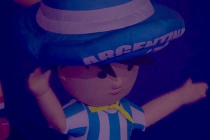 Gauchito, la mascota de la Copa Mundial de Fútbol de 1978, presente en la ceremonia inaugural del Mundial