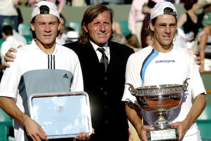 Gaudio con el trofeo de Roland Garros, Vilas y Coria
