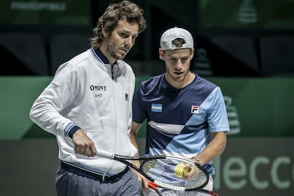 Gastón Gaudio, en la imagen junto con Diego Schwartzman, seguirá siendo el capitán del equipo argentino de la Copa Davis en 2021.