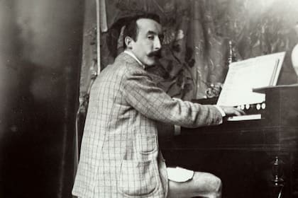 Gauguin, quien se autodenominaría "el salvaje de Perú", tocando el armonio (circa 1890)