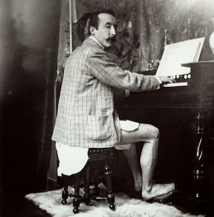 Gauguin, quien se autodenominaría "el salvaje de Perú", tocando el armonio (circa 1890)