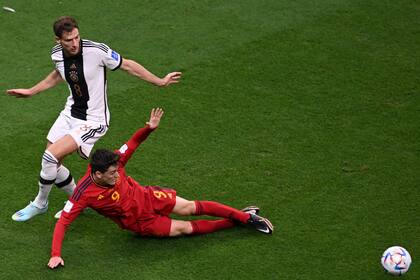 Gavi cae, con Goretzka cerca