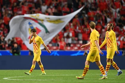 Gavi, Frenkie de Jong y Oscar Mingueza se retiran luego de otra goleada sufrida por Barcelona; Benfica aprovechó el flojo momento blaugrana y goleó por 3-0 a los dirigidos por Koeman