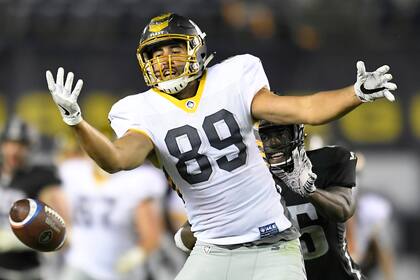 Gavin Escobar; Deportes; Sociedad