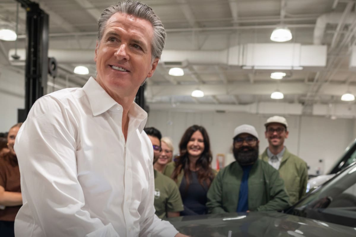 Gavin Newsom anunció una inversión de US$95,2 millones para ampliar la infraestructura de vehículos de cero emisiones en California, con nuevos cargadores eléctricos y estaciones de hidrógeno