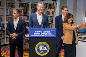 Gavin Newsom dio luz verde a un paquete de leyes, entre las que se incluyó un incremento del salario mínimo a trabajadores en California