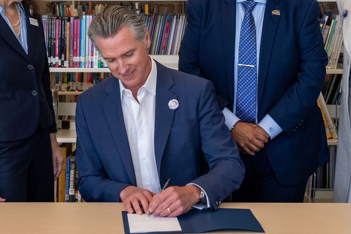 Gavin Newsom firmó en California más de 50 leyes educativas, judiciales y laborales, entre otras