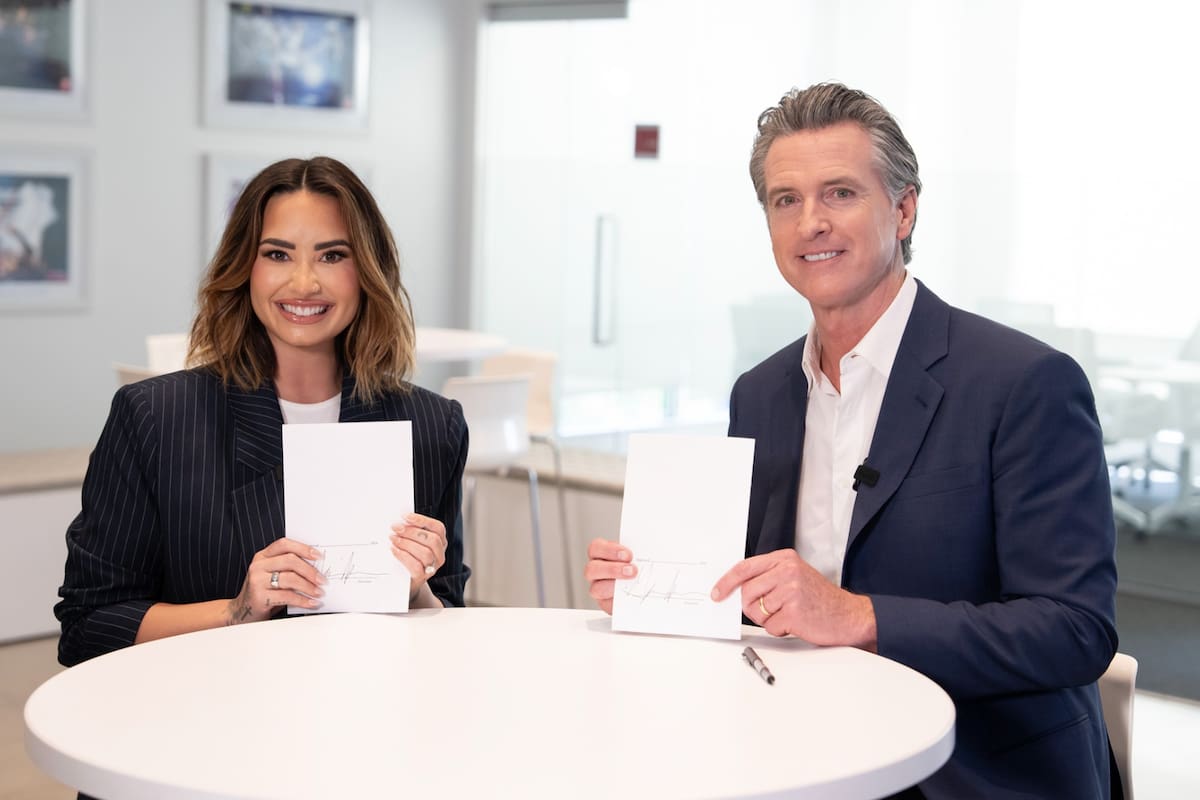 Gavin Newsom firmó la ley en presencia de la actriz y modelo Demi Lovato