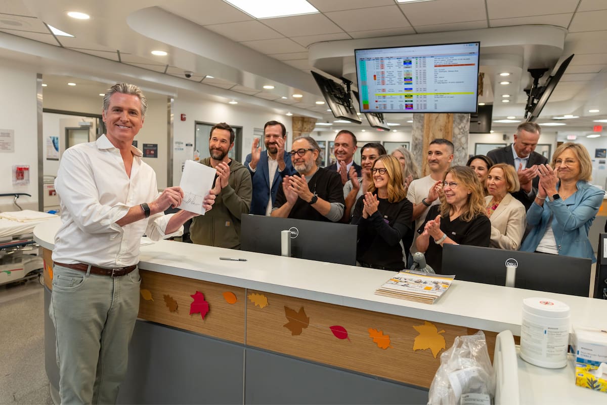 Gavin Newsom formalizó la firma de la AB 2319 en la Television Academy de Hollywood, en el set de la serie The Pitt