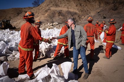 Gavin Newsom pide presupuesto al Congreso para reconstruir California tras los destrozos del incendio