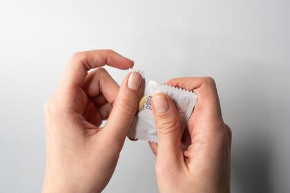 Gavin Newsom, promulgó hace unos días una ley bipartidista que prohíbe la extracción no consensuada del condón