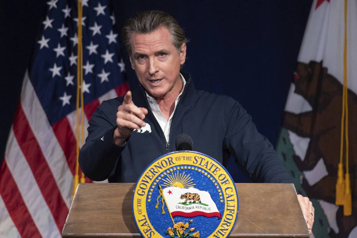 Gavin Newsom sorprendió al no descartar una candidatura presidencial y dejó abierta la puerta para competir en 2028 (AP Foto/José Luis Villegas, archivo)