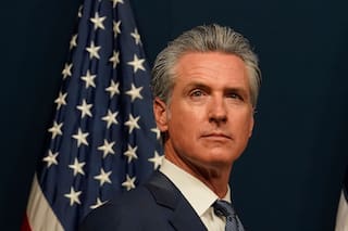 Gavin Newsom acusa a la Casa Blanca de usar una redada del ICE para atacarlo políticamente