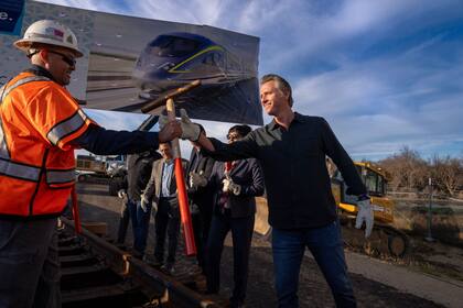 Gavin Newsom sostuvo su compromiso con el proyecto del tren de alta velocidad, destacándolo como una solución esencial para el futuro del transporte en el estado