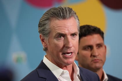 Gavin Newsom teme por el golpe fiscal que significaría la salida de millonarios de California