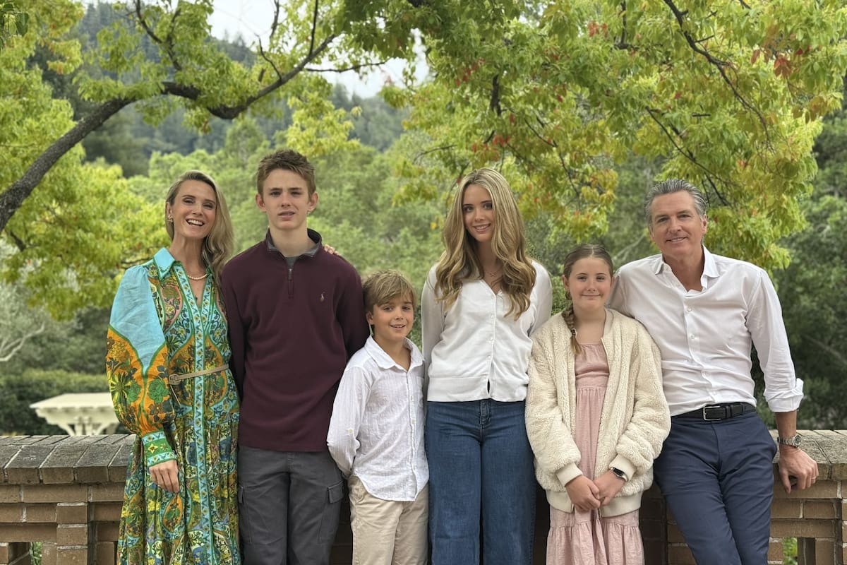 Gavin Newson, gobernador de California, junto a su familia