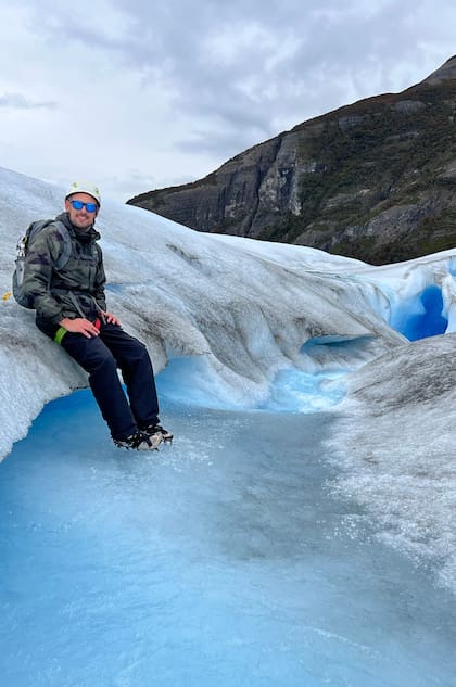 Gavito, el autor de la nota, con los crampones en un río interior del glaciar Moreno