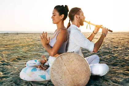 Gea y Sabina proponen una meditación activa a través de los mantras, con un formato de pregunta y respuesta que invita a cantar en comunidad