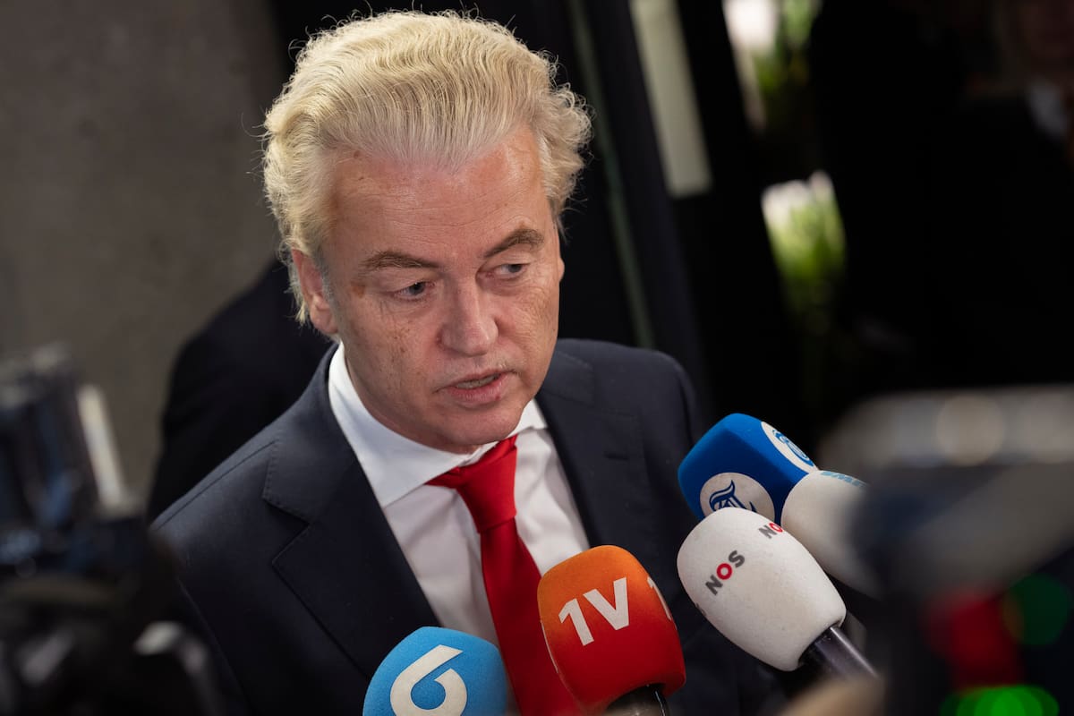 Geert Wilders, líder del grupo de ultraderecha PVV, o Partido por la Libertad, habla con los medios tras una reunión con la presidenta de la cámara baja, Vera Bergkamp, dos días después de ser el más votado en las elecciones generales holandesas, en La Haya, Holanda, el vienes 24 de noviembre de 2023. (AP Foto/Peter Dejong)