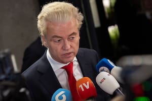Geert Wilders, líder del grupo de ultraderecha PVV, o Partido por la Libertad, habla con los medios tras una reunión con la presidenta de la cámara baja, Vera Bergkamp, dos días después de ser el más votado en las elecciones generales holandesas, en La Haya, Holanda, el vienes 24 de noviembre de 2023. (AP Foto/Peter Dejong)