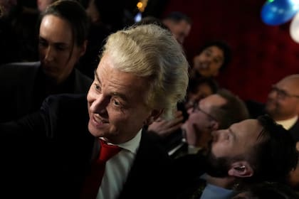 Geert Wilders, líder del partido nacionalista holandés PVV, tras conocer los primeros resultados en La Haya. (AP/Peter Dejong)