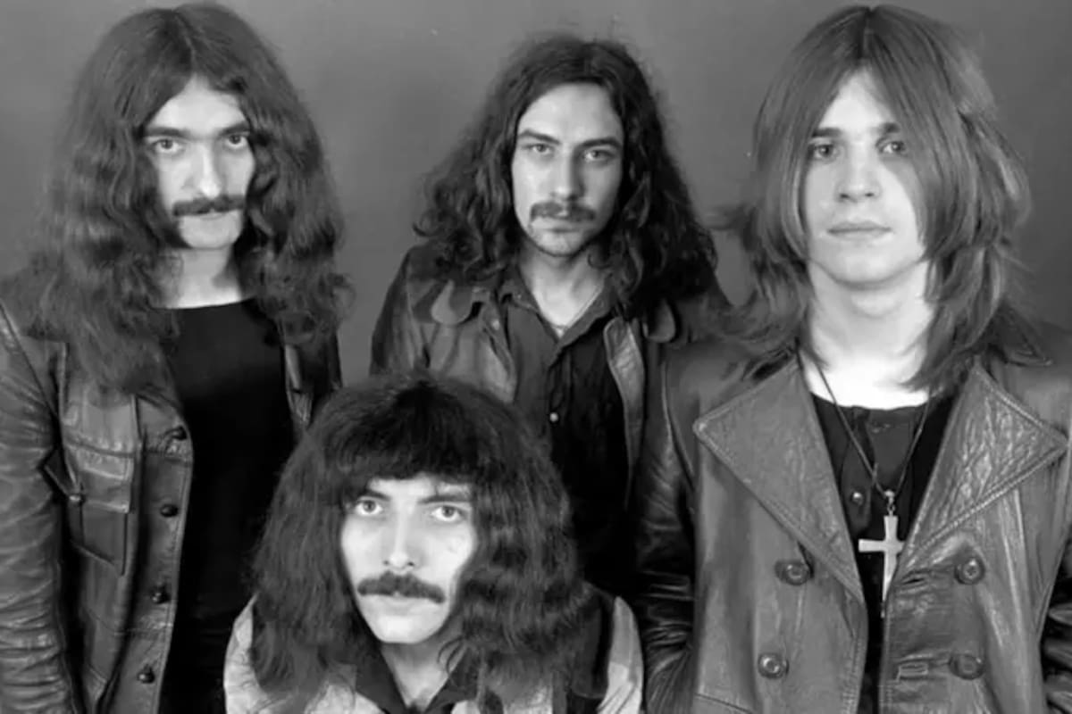 Geezer Butler, Tony Iommi, Bill Ward y Ozzy Osbourne formaron Earth, la banda que en 1968 sería rebautizada como Black Sabbath