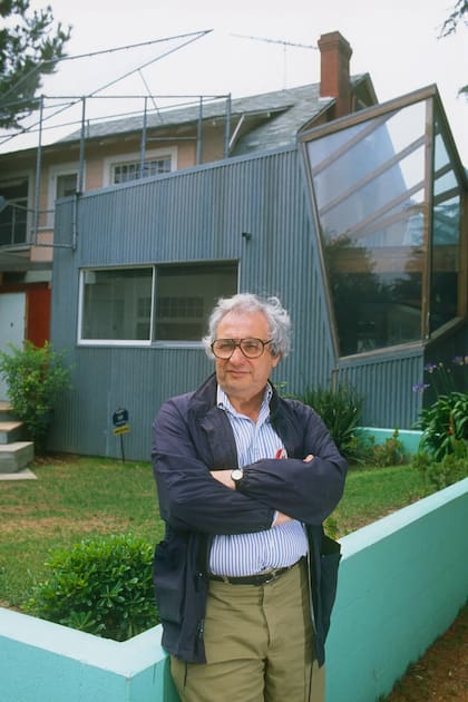 Gehry frente a la casa en 1988. Las chapas acanaladas ocultan la fachada de la estructura original, construida en la década de 1920.