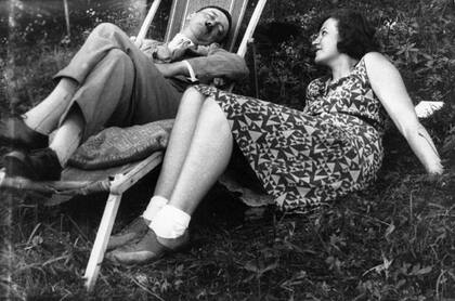 Geli Raubal y Hitler en el jardín