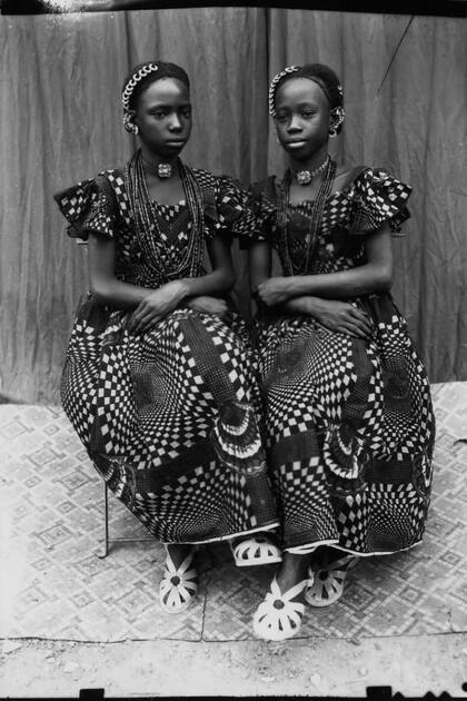 Gemelas fotografiadas en Mali, alrededor de 1950