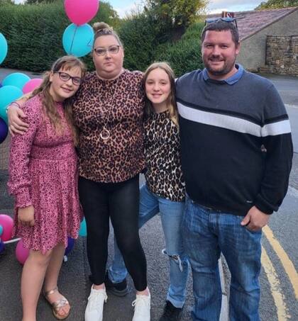 Gemma junto a su familia