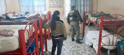 Gendarmería allanando una de las granjas.