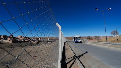 Gendarmería creó un cerco alrededor del paso oficial, para encauzar a la gente por el corredor legal, pero está dañado, y la gente pasa igual.
