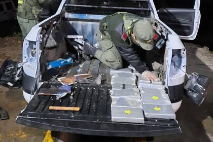 Gendarmería incautó 101 kilos de cocaína al interceptar una camioneta en las cercanías de Tartagal