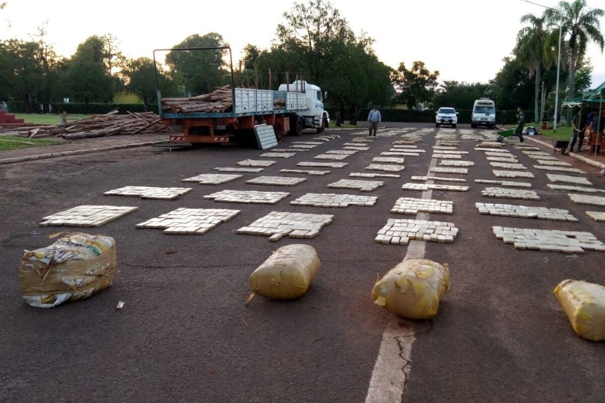Gendarmería incautó 3800 kilos de marihuana que estaban ocultos entre postes de eucaliptus
