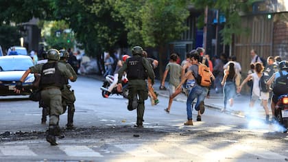 La sesión del 14 debió ser suspendida por los incidentes afuera del Congreso
