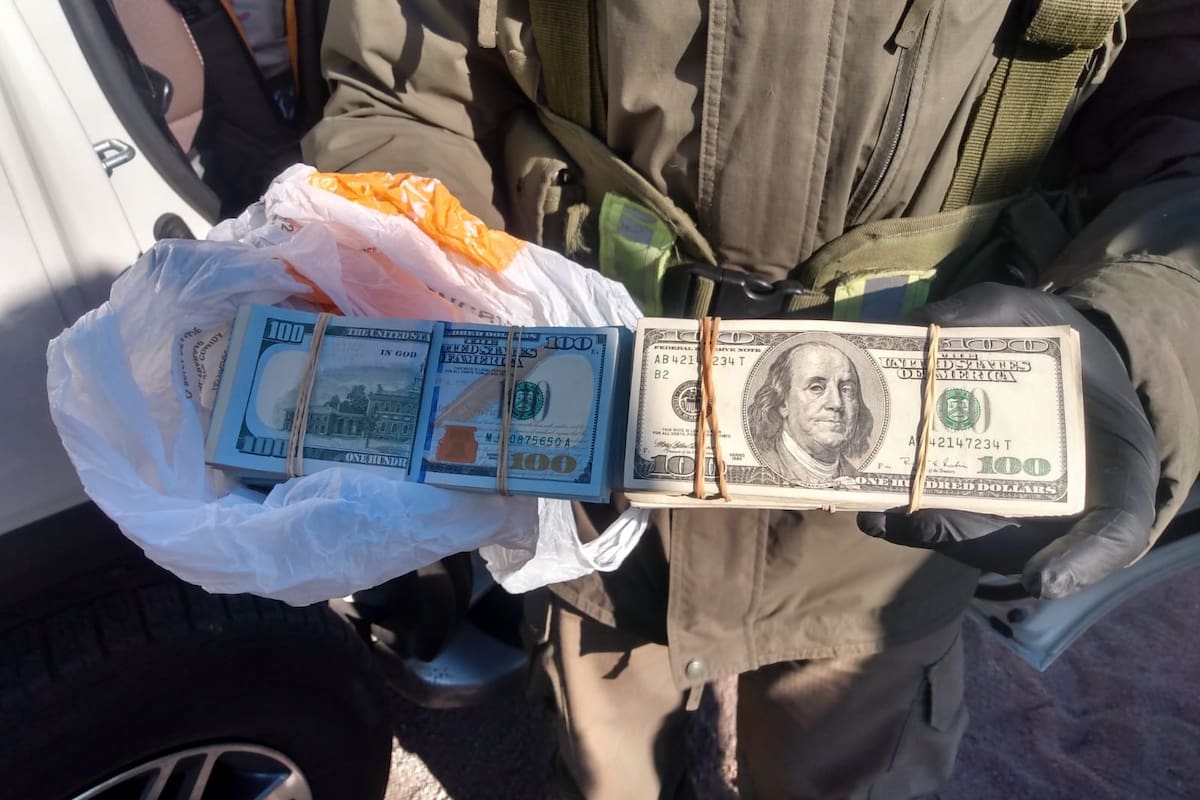Gendarmería secuestró más de 10 millones de pesos y 31.000 dólares que era trasladado por dos personas en un auto desde la Ciudad de Buenos Aires hacia Mendoza