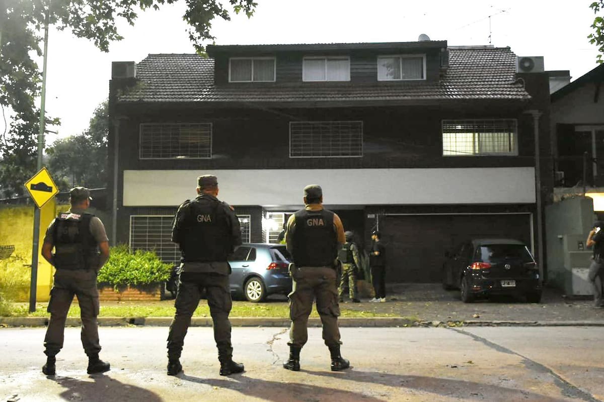 Gendarmes controlan uno de los 50 allanamientos realizados ayer