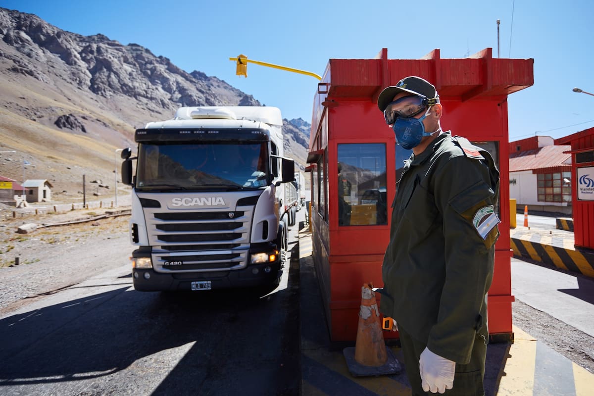 Gendarmes custodian el ingreso a la Argentina, desde Chile, en el Paso Internacional Cristo Redentor en Mendoza