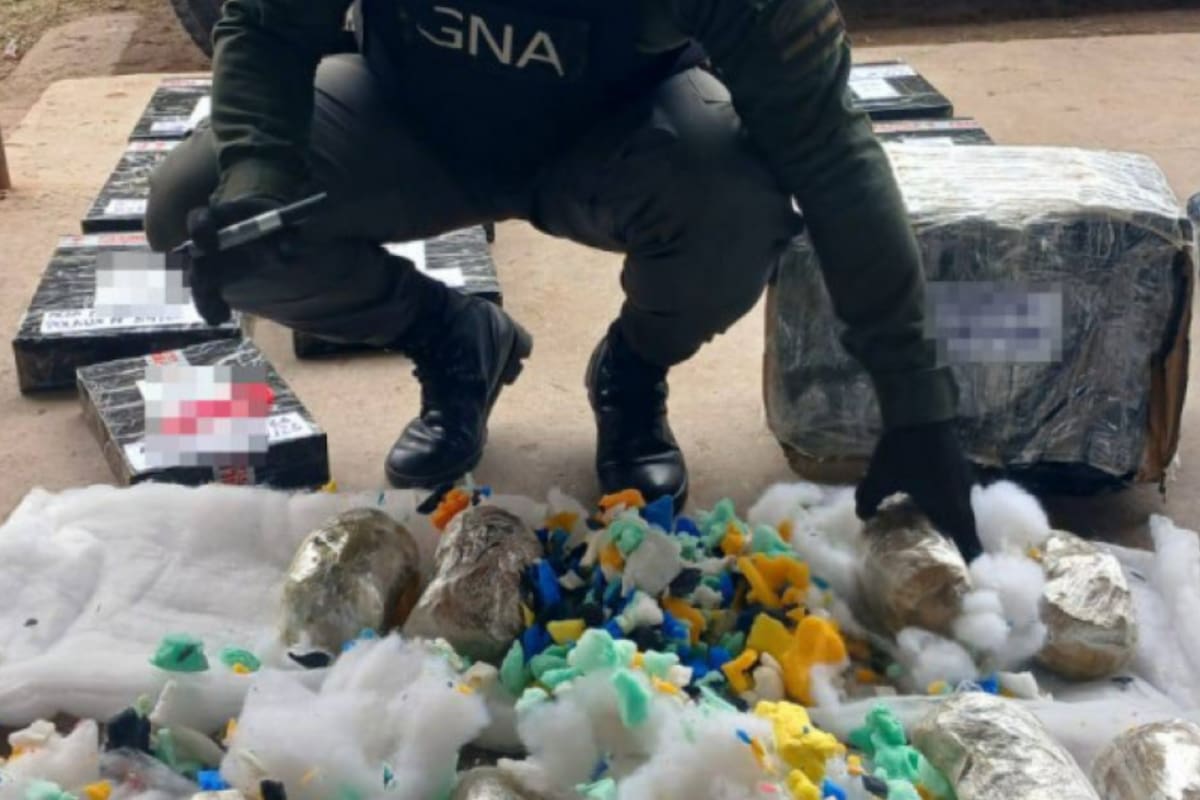 Gendarmes inspeccionaban encomiendas cuando detectaron dos almohadas rellenas con 4 kilos de marihuana