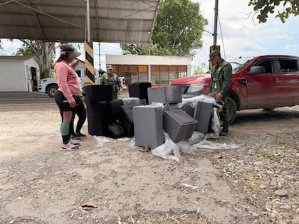 Gendarmes inspeccionan el mobiliario transportado por la camioneta sobre la Ruta Nacional N° 50, donde se detectó la carga de cocaína